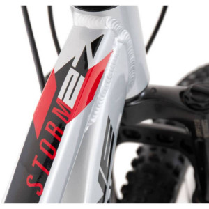 Pusaudžu velosipēds Rock Machine Storm 27 MD Gloss Silver/Black/Red (Rata izmērs: 27.5 Rāmja izmērs: XS) Pusaudžu velosipēds Rock Machine Storm 27 MD Gloss Silver/Black/Red (Rata izmērs: 27.5 Rāmja izmērs: XS)